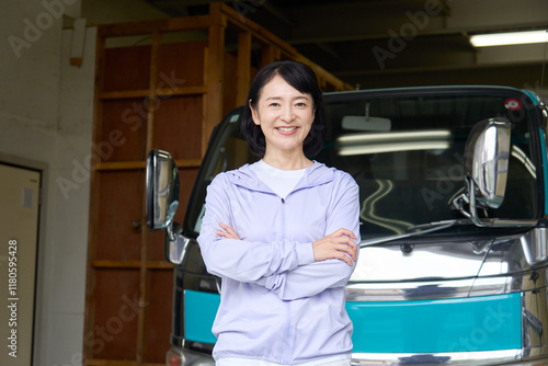 トラックの前に立つ女性のポートレート　カメラ目線 photo