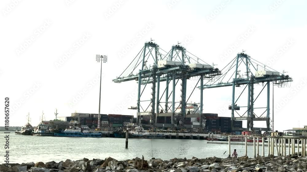 Loading cranes for containers in Mylasia Port Klang Loading cranes for containers in Mylasia Port Klang