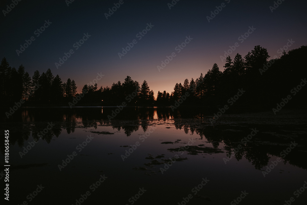 Obraz premium sunset over lake