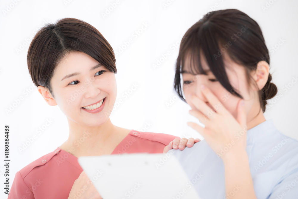 新人看護師に指導する優しい看護師の先輩や医師のイメージ