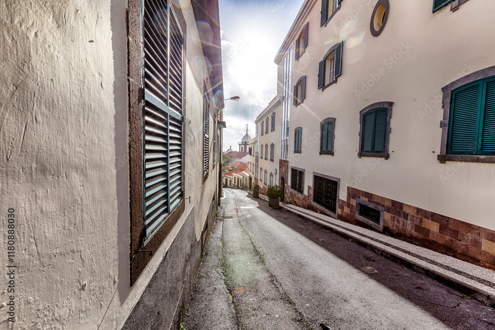Φωτογραφία Historic alley in Funchal with the Church of Saint Mary the Great in the backgro