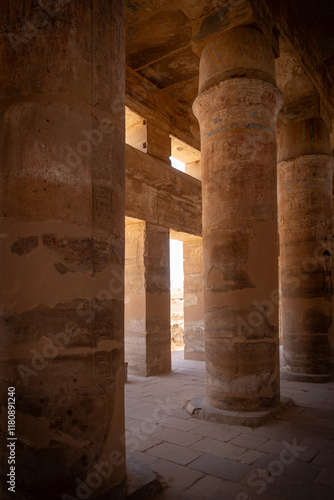 Tumba en el Valle de los Reyes Paseo en globo al amanecer en el Valle de los Reyes, Luxor, Egipto. photo