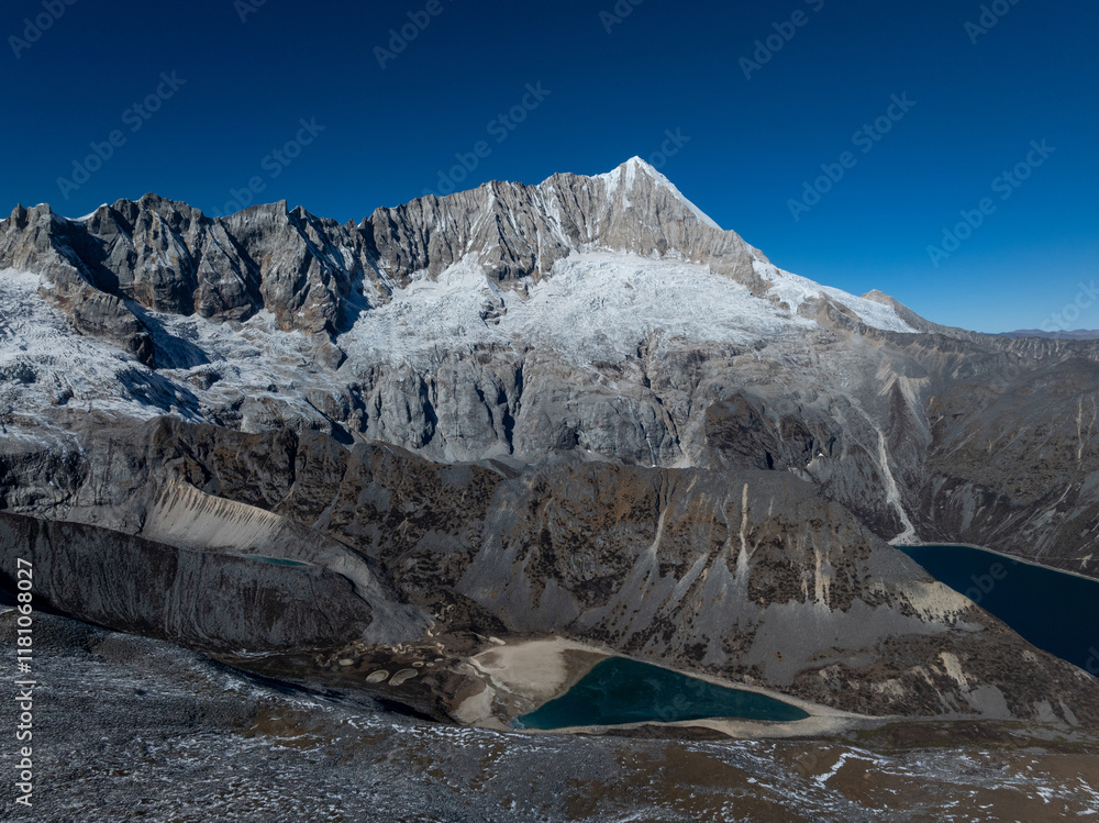 Obraz premium Aerial view of beautiful snow capped mountain and lake landscape in Tibet, China