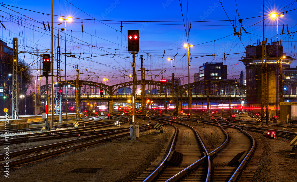 Φωτογραφία Trains leaving the terminus station of Munich (Germany) in colorful evening twilight