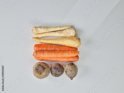 Gemüsevielfalt aus Wurzelgemüse – Pastinaken, Karotten und Rote Bete für gesunde Ernährung photo