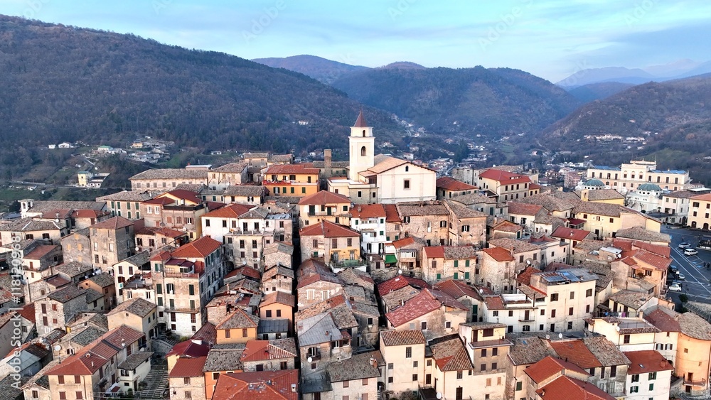 Fototapeta premium Il centro storico di Fiuggi, Frosinone, Lazio, Italia. Vista aerea panoramica della località turistica della ciociaria famosa per l'acqua diuretica..