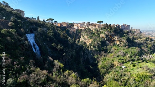 Tivoli, città del Lazio vicino Roma, famosa per le cascate e Villa Adriana. Italia.
Vista aerea del borgo di Tivoli che affaccia sulla valle dove scorre il fiume Aniene. photo