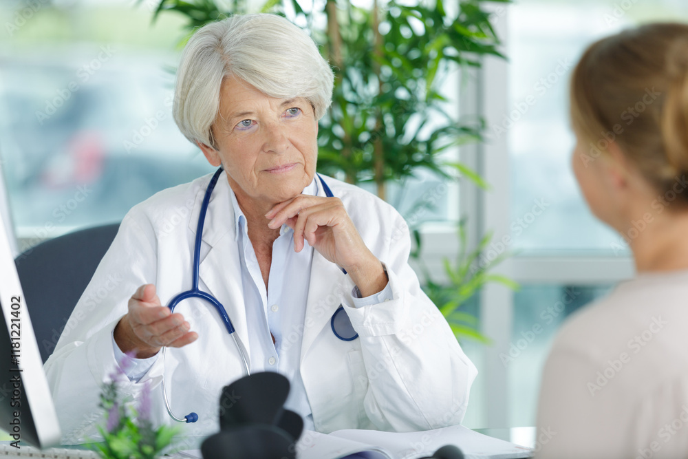 Obraz premium doctor talking to the patient
