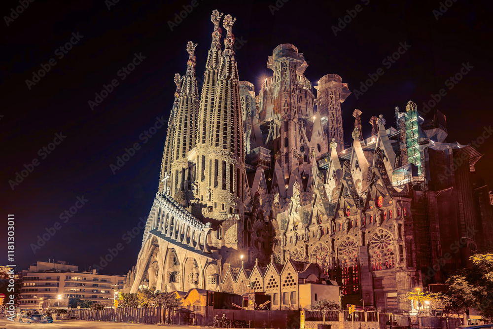 Φωτογραφία The Sagrada Família in Barcelona stands illuminated at night, showcasing Gaudí's breathtaking architectural brilliance with intricate carvings, soaring spires, and gothic-modernist design