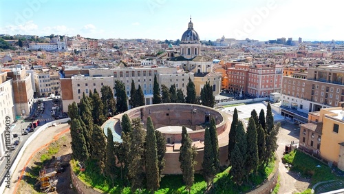Altare dell'Ara Pacis, il Mausoleo di Augusto e il fiume Tevere a Roma. Italia.
Vista aerea panoramica dei monumenti della città di Roma.