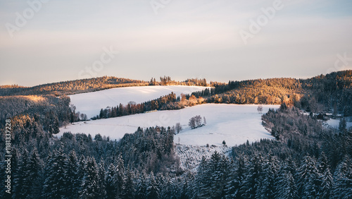 Schneelandschaft bei Triberg zum Sonnenaufgang