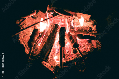 Wintergrillen über einem Lagerfeuer photo