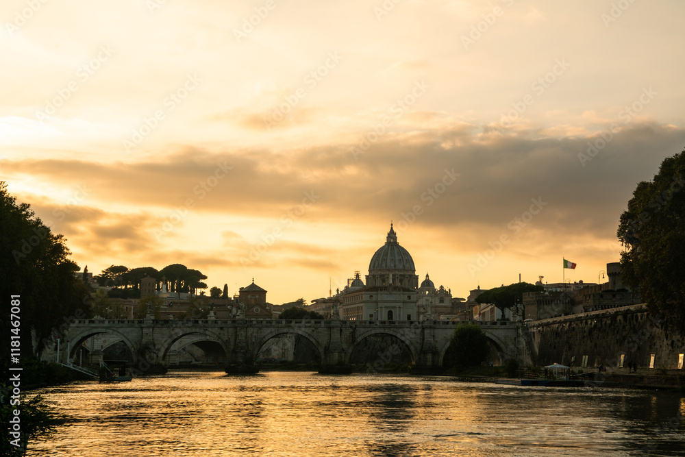 Obraz premium Stunning Sunset Over the Tiber River and Vatican City in Rome, Italy