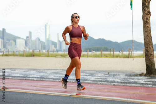 Linda mulher correndo na orla da praia. Qualidade de vida. Ar puro. Vida saudável photo