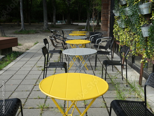 イエローとグレーのテーブルが並ぶカフェテリアの風景