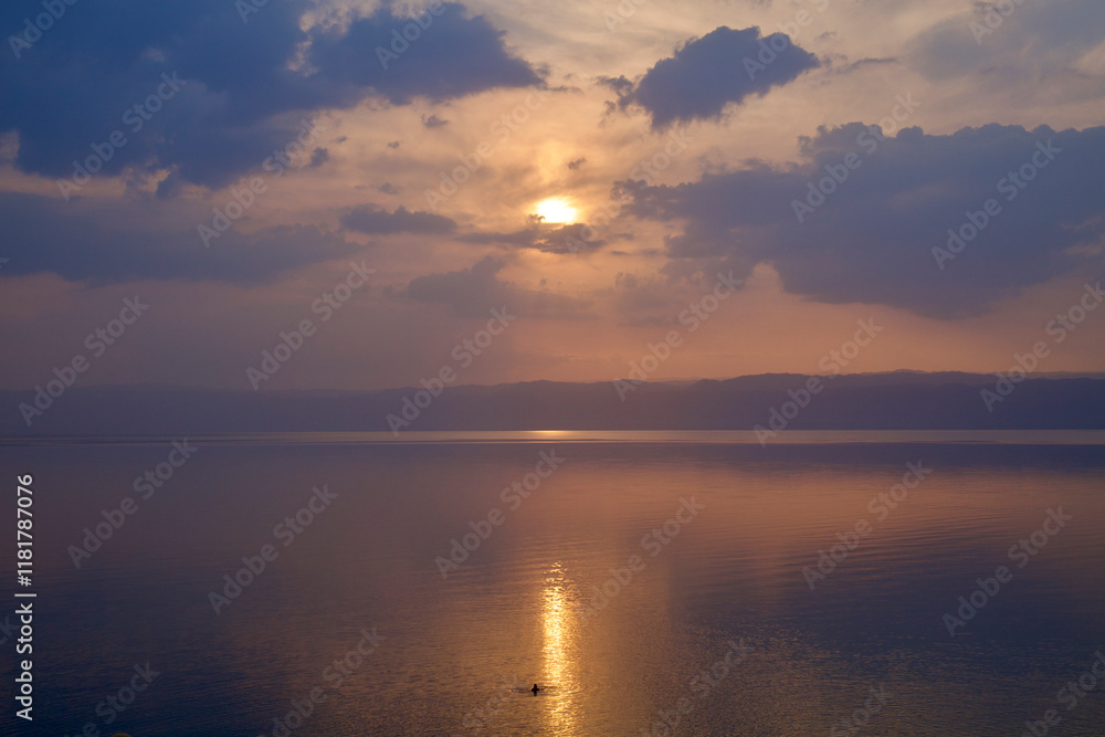 Fototapeta premium Sea horizon sun goes down