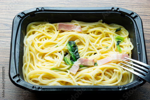 食べる前の冷凍パスタを付属の容器ごと撮影