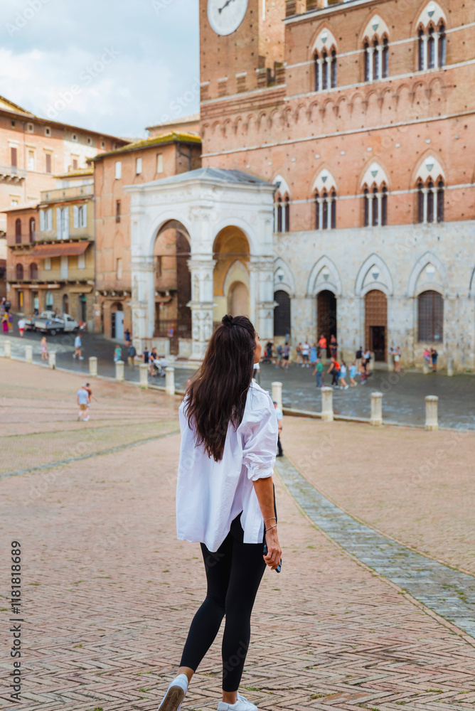 Fototapeta premium Beautiful young woman on the street in Italy 