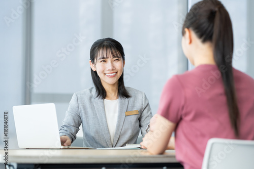 若い女性の相談にのるビジネスウーマン　撮影協力：学校法人電波学園　東京電子専門学校 photo