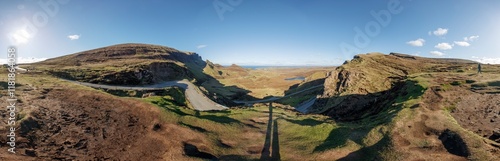Fotografie Enjoy breathtaking views of the Quiraing pass on the Isle of Skye in Scotland fe