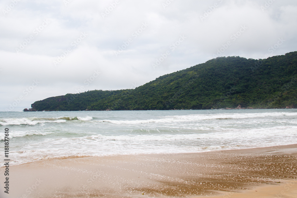 Obraz premium Cachadaço Beach in Trindade, Paraty in Rio de Janeiro.
