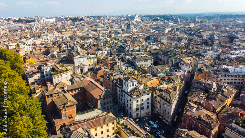 Foto aérea da arquitetura clássica da cidade de Roma, Itália, destacando seus monumentos históricos e ruínas antigas. A imagem captura a grandiosidade e a beleza cultural dessa cidade histórica