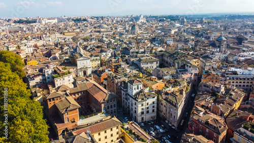 Foto aérea da arquitetura clássica da cidade de Roma, Itália, destacando seus monumentos históricos e ruínas antigas. A imagem captura a grandiosidade e a beleza cultural dessa cidade histórica