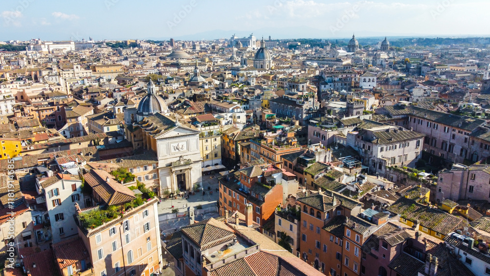Obraz premium Visão aérea da cidade de Roma, destacando ruínas antigas, cúpulas renascentistas e construções históricas, evidenciando a grandiosidade da arquitetura clássica italiana
