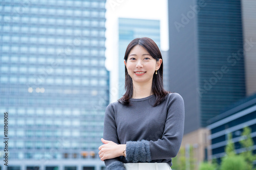 ビルを背景に笑顔の日本人女性