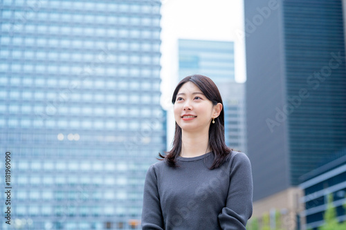 ビルを背景に笑顔の日本人女性 Free Download ビルを背景に笑顔の日本人女性 - GFXLoad