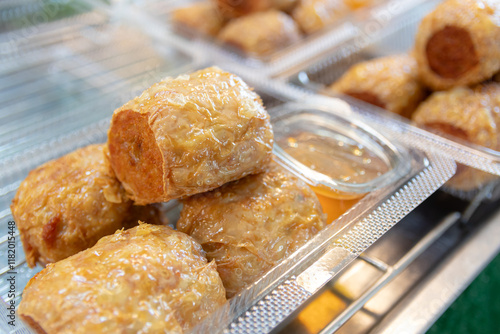 Foto Fried crab meat rolls or hoi jo in plastic box, Chinese food.