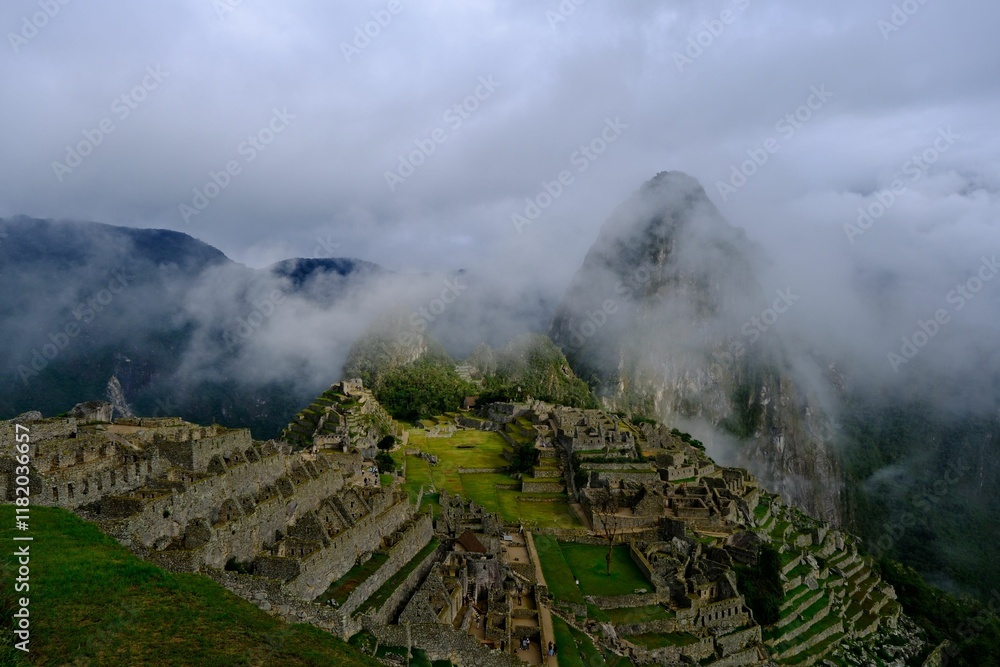 Fototapeta premium Machu Picchu in Mist