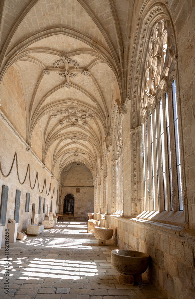 Obraz premium Claustro de la Catedral gótica de El Burgo de Osma, Soria en la comunidad de Castilla y León. España. (Catedral de la Asunción de la Virgen , bien de interés cultural )
