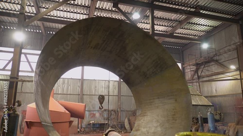 Metal rolling machine in a shoulder workshop