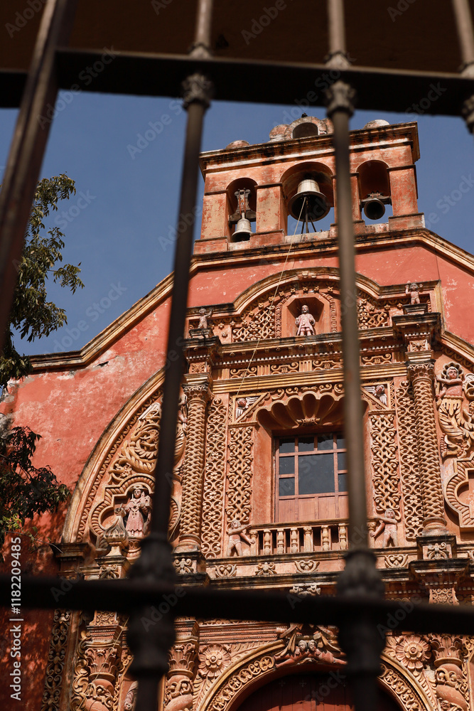 Obraz premium Detalles de iglesias y templos religiosos de Puebla, México