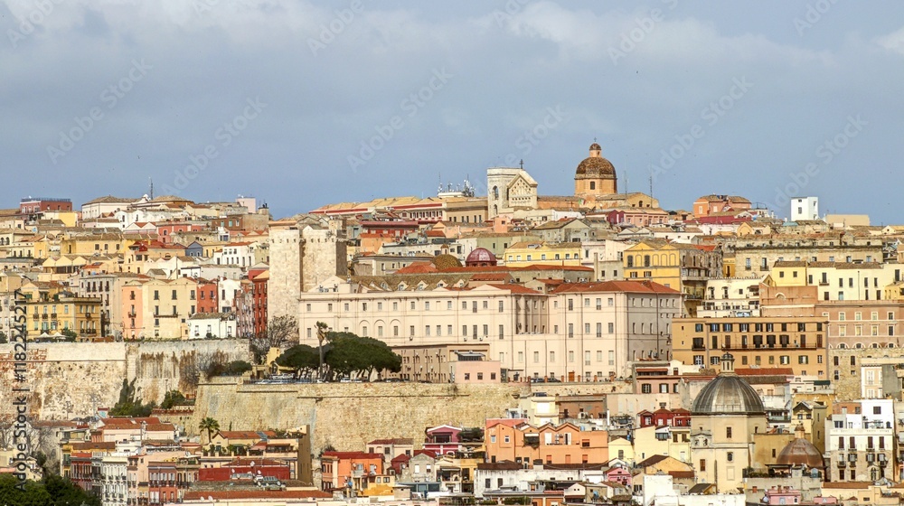 Obraz premium vue panoramique de Cagliari en Sardaigne depuis le port