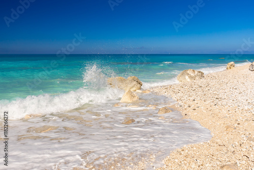 Krajobraz morski na greckiej wyspie Lefkada, Megali Petra Beach, niebieskie niebo, Morze Jońskie, tło do projektu, tapeta photo