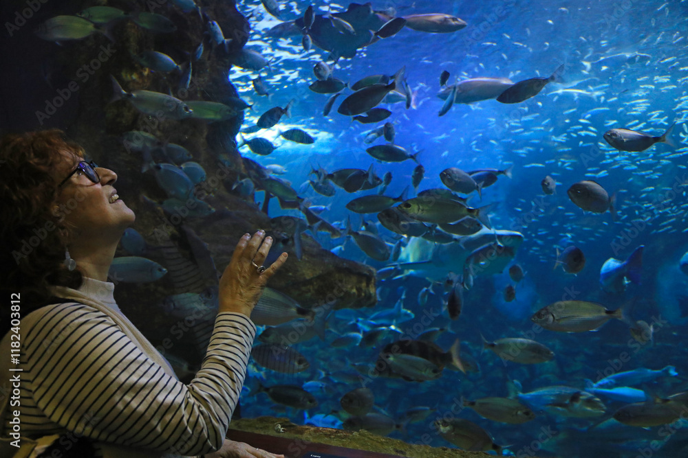 Fototapeta premium mujer mirando peces en el tunel del aquarium de donostia san sebastian 4M0A4902-as25