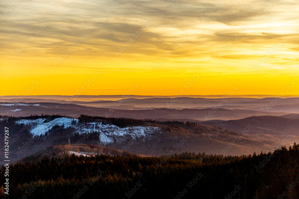Obraz premium Winter Wanderung auf den Gipfel des Ruppberg bei Zella-Mehlis mit einem herrlichen Sonnenuntergang - Thüringen - Deutschland