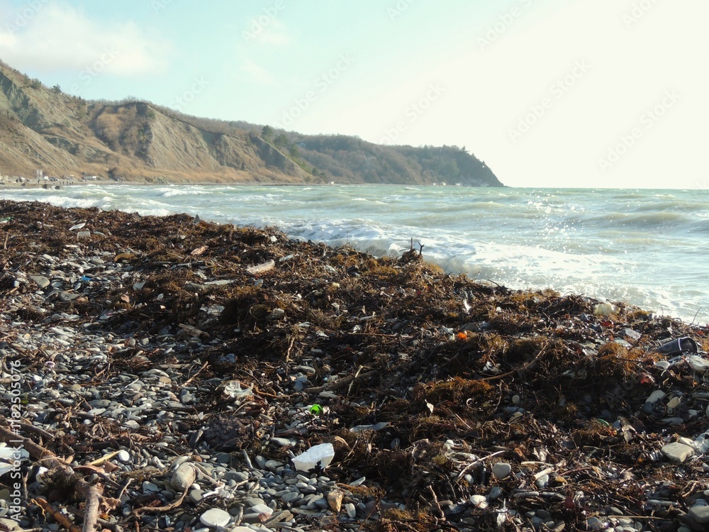 Φωτογραφία plastic garbage and household waste of tourists on the rocky coast of the Black
