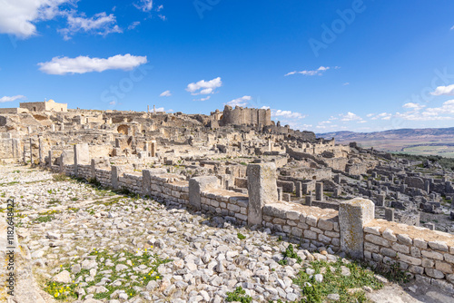 Konstfotografi Dougga, Beja, Tunisia. Building remains at the Roman ruins.