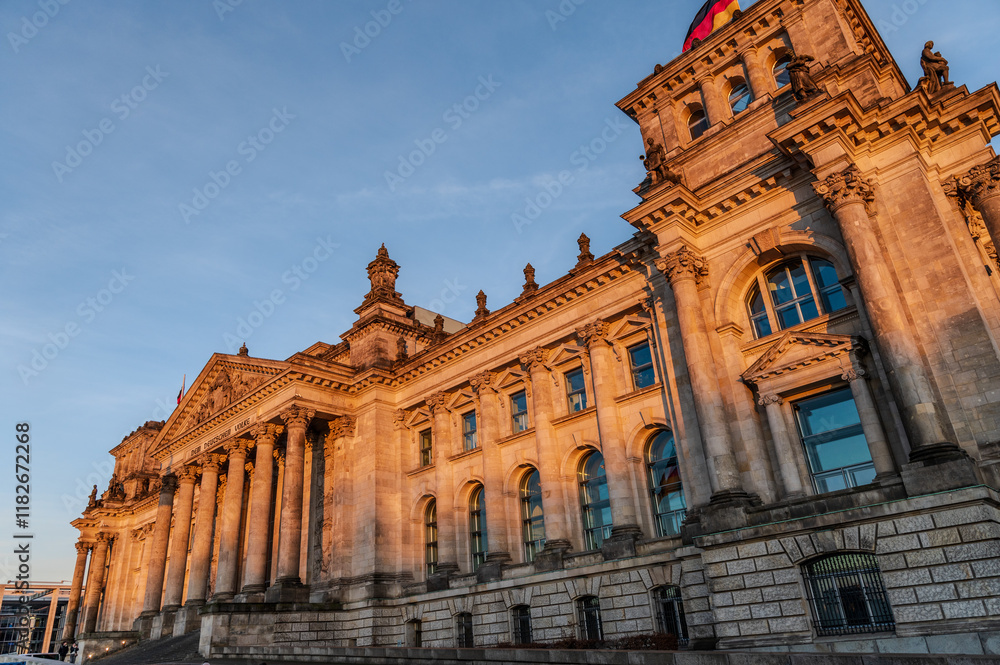 Obraz premium Side on view of the front of the Reichstag building during the hours of sunset