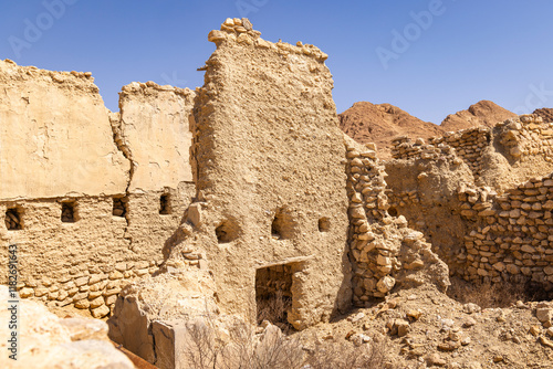 Fotografie Tozeur, Tunisia. Ruins of ancient buildings in Shabikah.