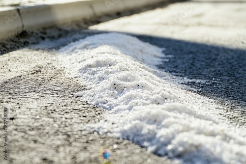 Foto Strategies for minimizing salt usage on roads with brine solutions and salt moun