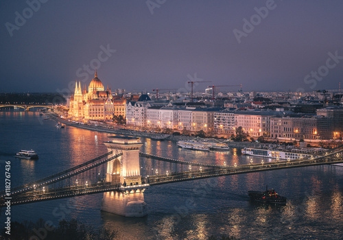 Obraz na płótnie Famous Chain Bridge and the Hungarian Parliament in dusk w salonie