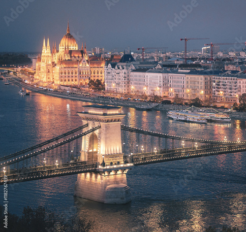 Obraz na płótnie Famous Chain Bridge and the Hungarian Parliament in dusk w salonie