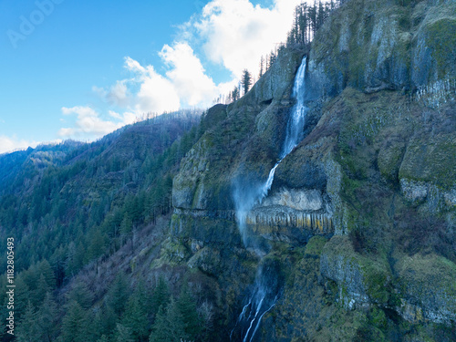 Valokuva A beautiful waterfall flows out of the Cascade mountains and into the Columbia River Gorge National Scenic Area, Oregon