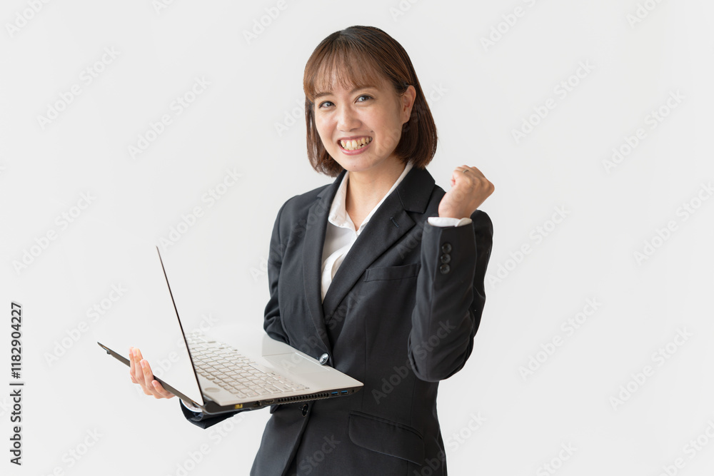 PCとガッツポーズする女性