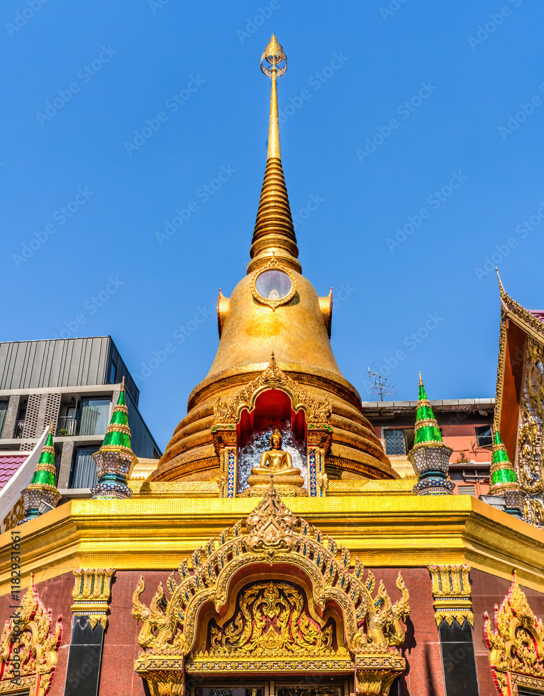 Fototapeta premium Colorful golden Chedi Pagoda, Wat Thatsanarun Suntharikaram community temple, Bangkok, Thailand. Small old temple in a neighborhood in Bangkok.