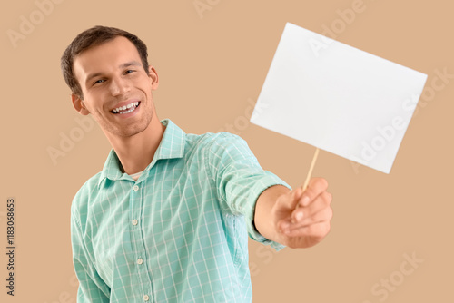 Young man with blank paper ...